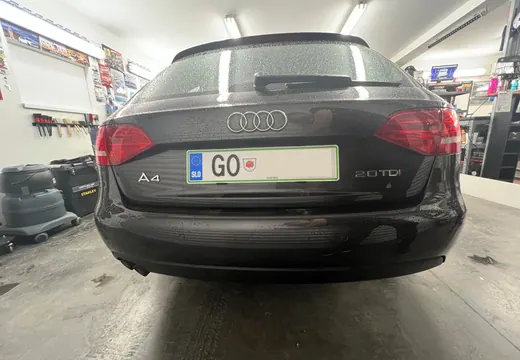 Audi A4 Avant z nosilcem tablice Pritrdi.me