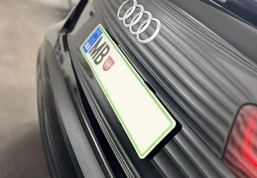 Audi z nosilcem tablice Pritrdi.me
