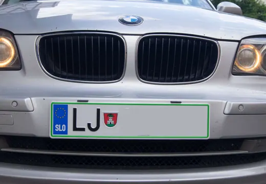 BMW 1 Series z nosilcem tablice Pritrdi.me
