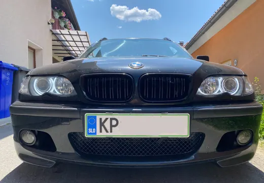 BMW 3 Series Touring (E46) z nosilcem tablice Pritrdi.me