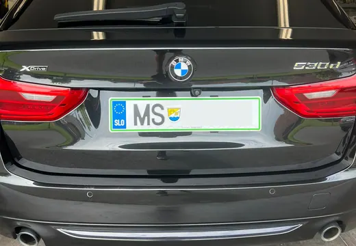 BMW 530d xDrive Touring z nosilcem tablice Pritrdi.me