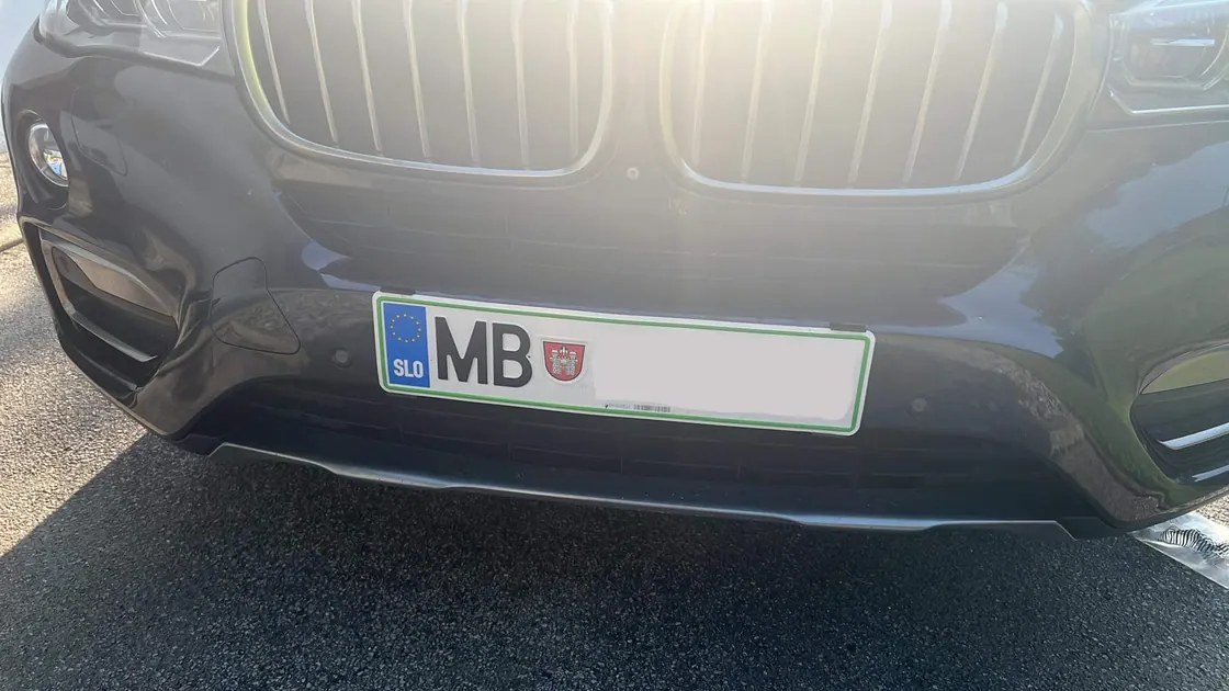 BMW X6 z nosilcem tablice Pritrdi.me