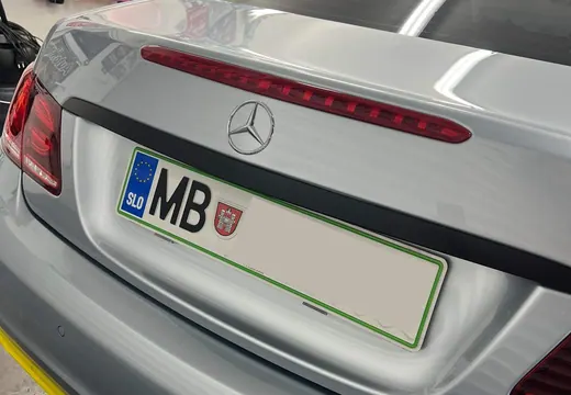 Mercedes-Benz E-Class z nosilcem tablice Pritrdi.me