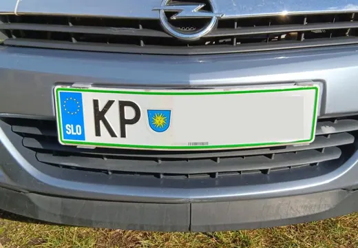 Opel z nosilcem tablice Pritrdi.me