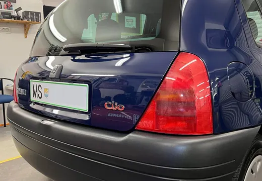 Renault Clio z nosilcem tablice Pritrdi.me