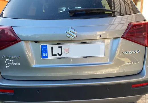 Suzuki Vitara z nosilcem tablice Pritrdi.me