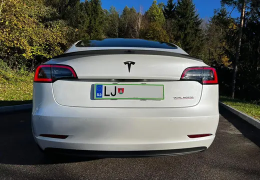 Tesla Model 3 z nosilcem tablice Pritrdi.me