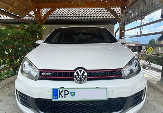 Volkswagen Golf GTI z nosilcem tablice Pritrdi.me