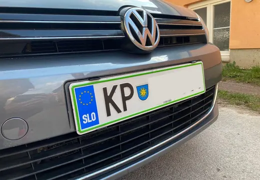 Volkswagen z nosilcem tablice Pritrdi.me