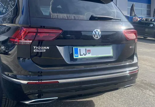 Volkswagen Tiguan Allspace z nosilcem tablice Pritrdi.me